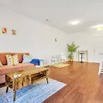 1Br King Bed Near Shopping, Dining & Entertainment